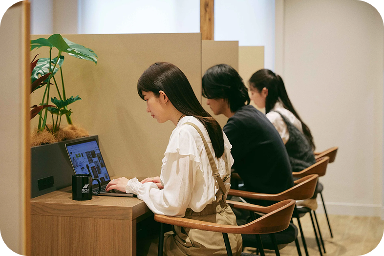 一人で作業する様子