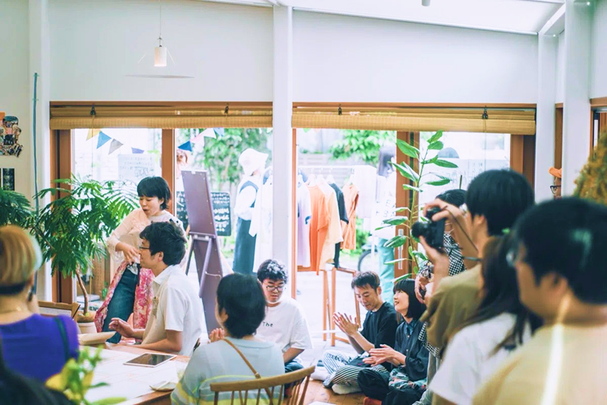 1階席に人が集まっている写真