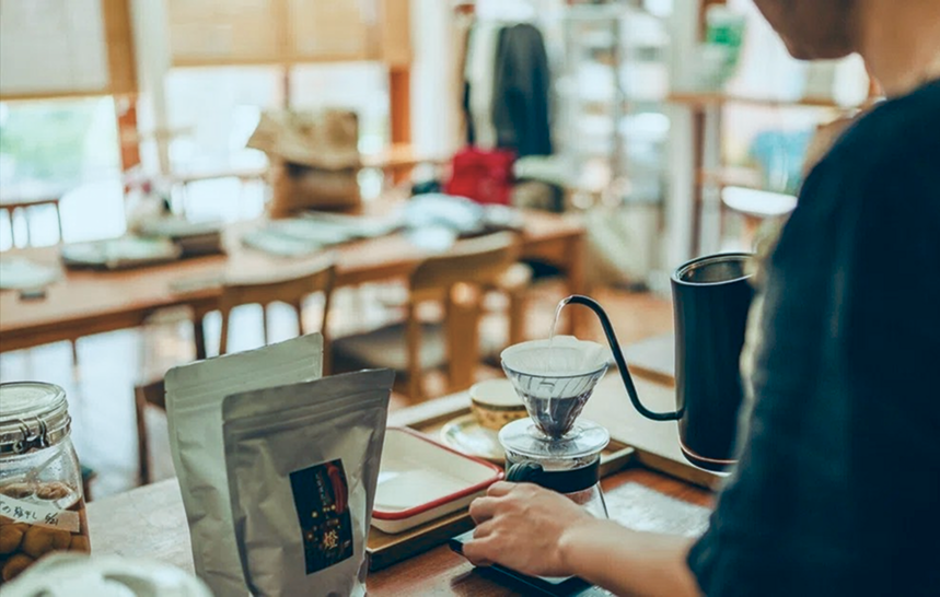コーヒーを淹れている人の画像
